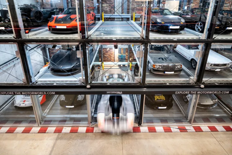 Bild: Motorworld Mallorca – Exklusives Automobil-Erlebnis mit innovativen WÖHR Parksystemen