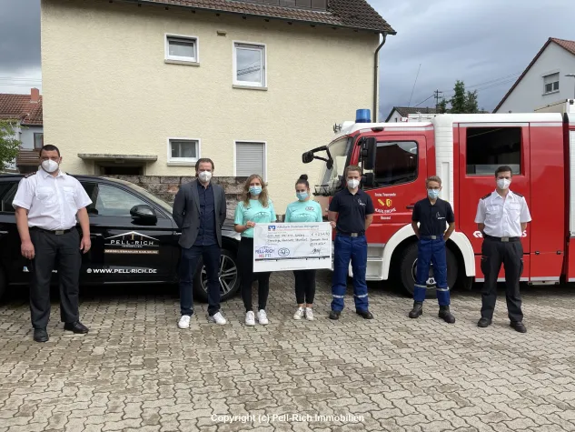 Bild: Scheckübergabe an die Freiwillige Feuerwehr Neureut