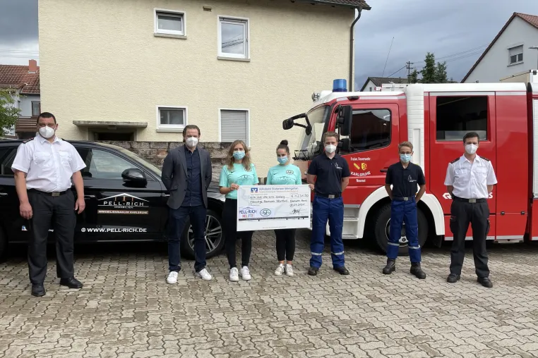 Bild: Scheckübergabe an die Freiwillige Feuerwehr Neureut
