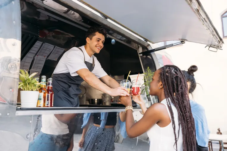 Bild: Foodtruck-Erfolg steigern: Mit gemietetem Bezahlterminal schneller kassieren und mehr Umsatz sichern