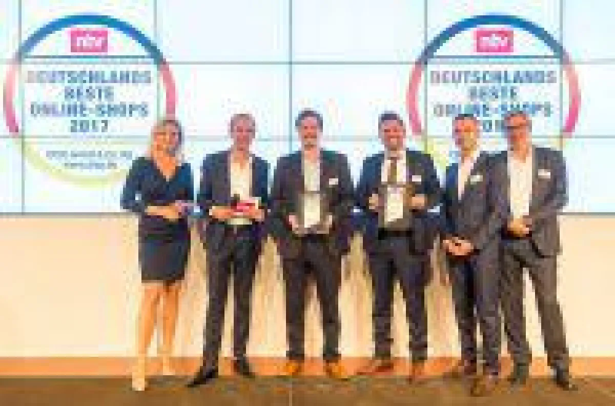 Tobias Hildebrand (3. v. rechts) freut sich über die Auszeichnung für mySpirits.eu bei 