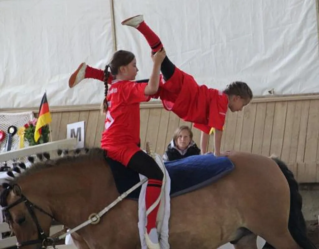 Emilia Krebs und Luca Rainer auf ihrem Voltigierpferd 