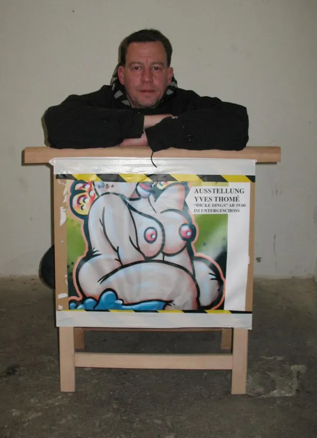 Der Künstler Yves Thomé und sein Ausstellungsplakat