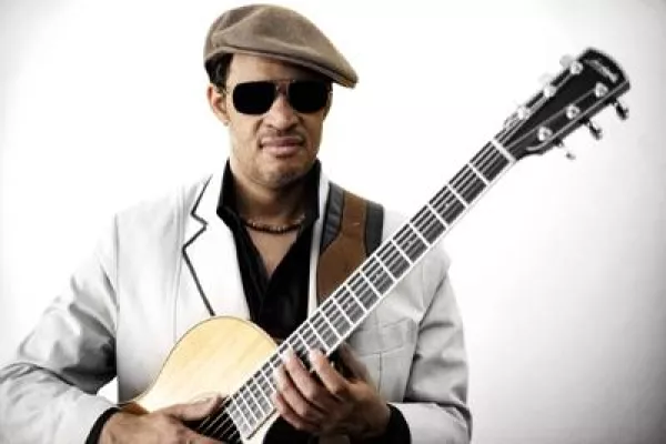 Bild: US-Musiker Raul Midón, der talentierteste Vertreter des New-Soul, kommt im März 2013 live nach Deutschland