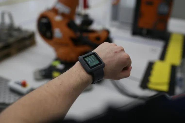 Bild: Smartwatches in der Produktion
