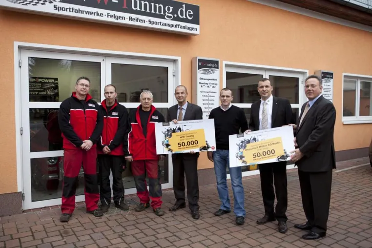 NGK Spark Plug Europe übergibt 50.000 Bonuspunkte an Gewinner des Dangke-Lottos Bild: NGK Spark Plug Europe übergibt 50.000 Bonuspunkte an Gewinner des Dangke-Lottos