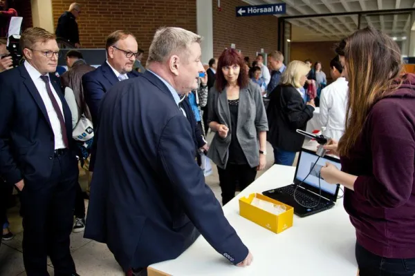 Bild: Bundesgesundheitsminister Gröhe: „Patientennahe und ideenreiche Gesundheitsversorgung in der MHH“