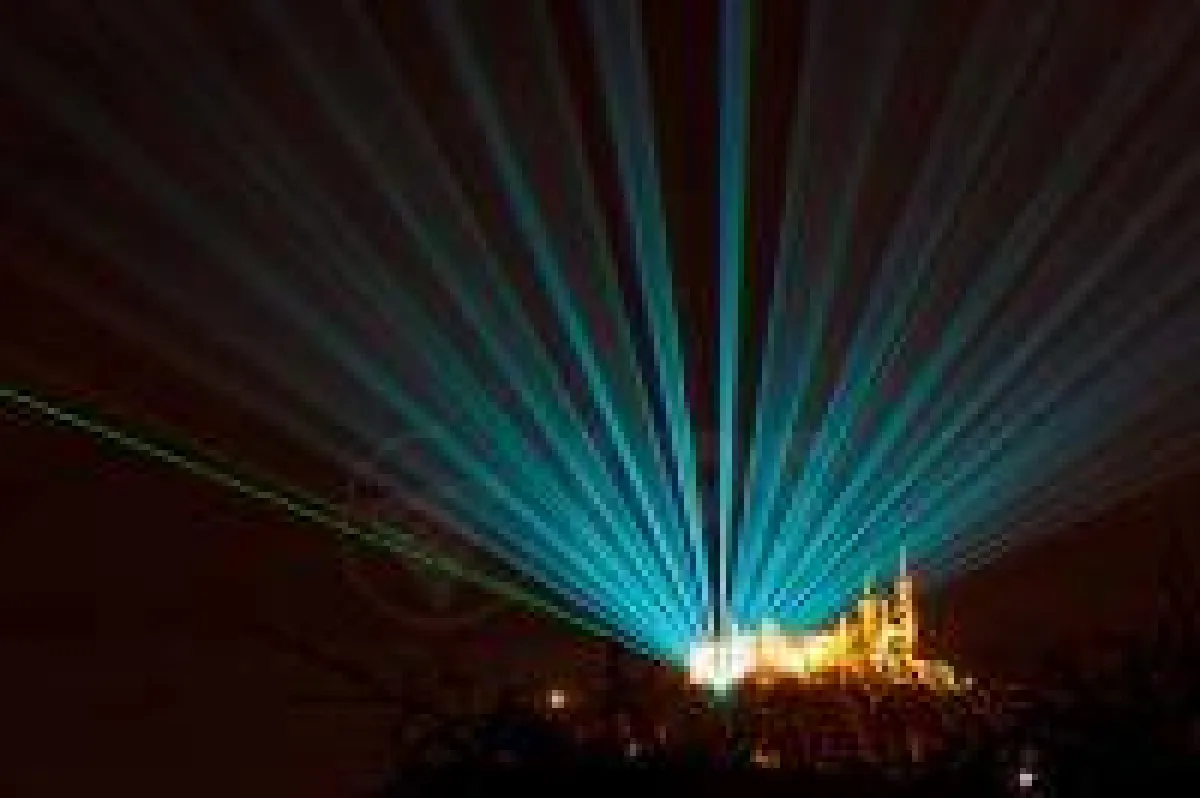 LPS-Laser testet auf der Burg Hohenzollern neue Lasertechnik. Bild: Roland Beck