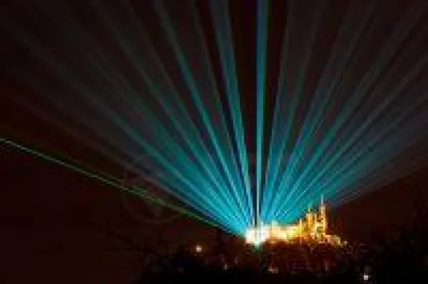 Bild: Laserstrahl zwischen Burg Hohenzollern und Ofterdingen