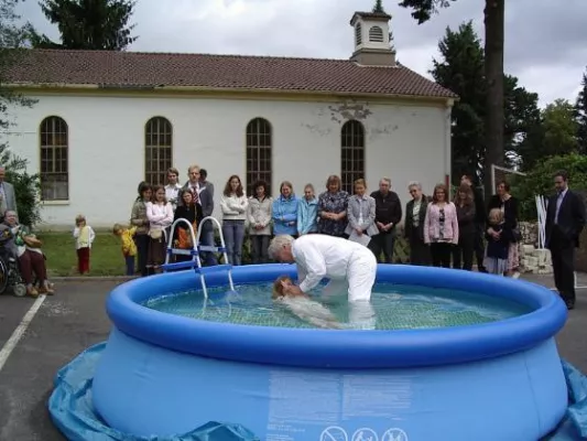 EFG Lichterfelde feiert erste Taufe auf eigenem Gelände Bild: EFG Lichterfelde feiert erste Taufe auf eigenem Gelände