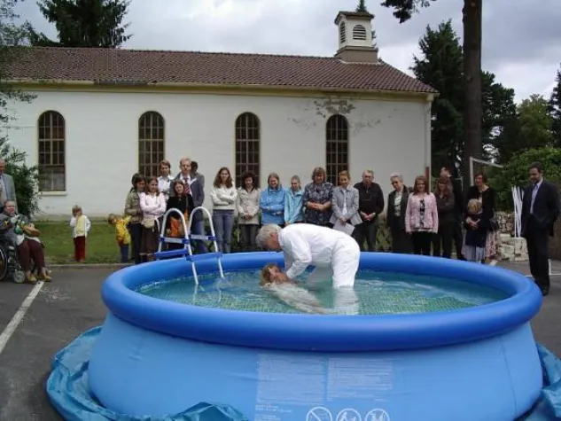 Bild: EFG Lichterfelde feiert erste Taufe auf eigenem Gelände