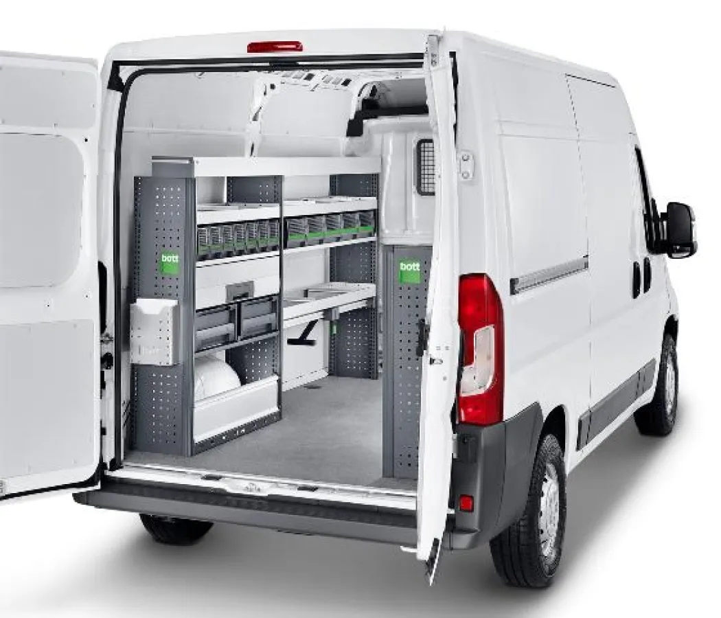 Die bott vario Fahrzeugeinrichtung in der Peugeot Boxer Service Edition.