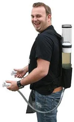 Der Bierrucksack setzt an Himmelfahrt einen neuen Trend in der mobilen Getränkeversorgung Bild: Der Bierrucksack setzt an Himmelfahrt einen neuen Trend in der mobilen Getränkeversorgung