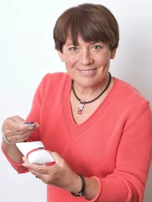 Bild: Rosi Mittermaier designt Kinder-Magnetschmuck zur Ski-WM. Kette und Armband mit den WM-Maskottchen Ga und Pa