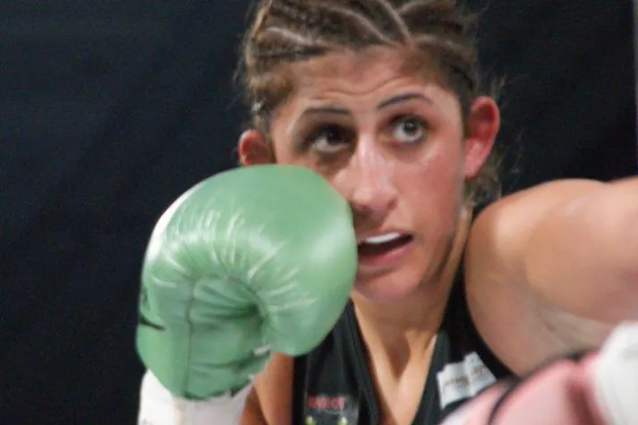 Bild: Boxweltmeisterin Rola El-Halabi (GER) verteidigt Titel gegen Mia St. John (USA) durch technischen KO