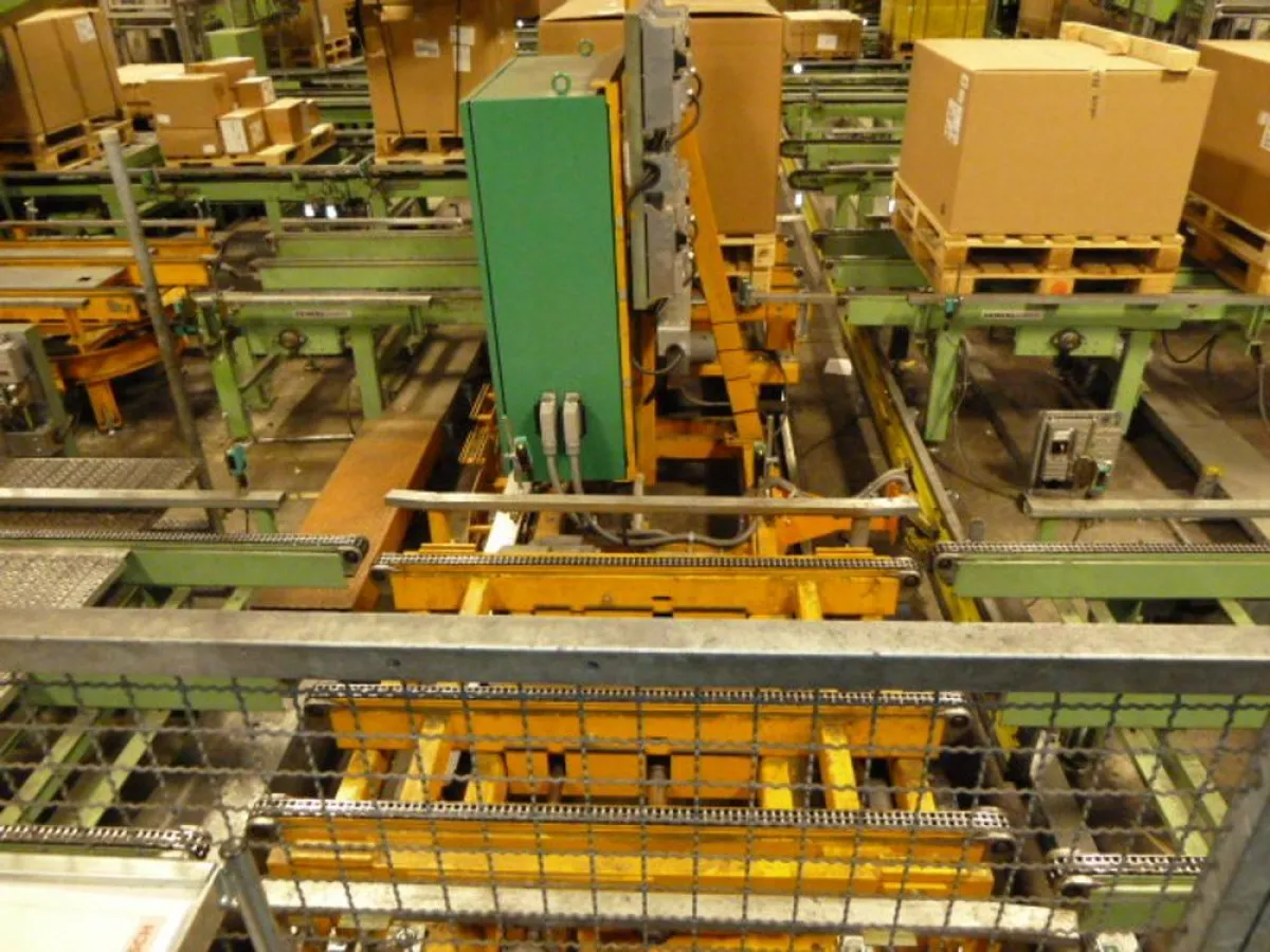 Verschiebwagen übernehmen in den Automatiklagern von BOSCH die automatische Ein- und Auslagerung von Kfz-Ersatzteilen. Mit dem neu