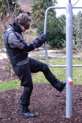 Bild: Senior Gert testet die VitaGym-Bewegungsgeräte