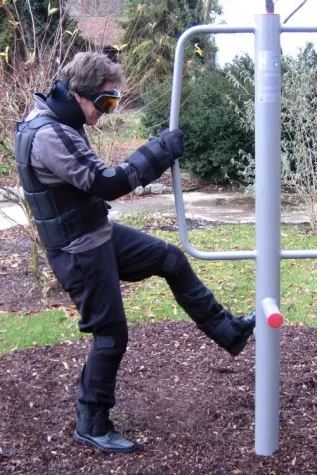 Bild: Senior Gert testet die VitaGym-Bewegungsgeräte