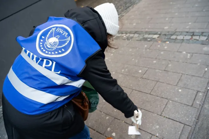 Bild: Gemeinsames Clean-Up im Frankfurter Bahnhofsviertel unter dem Motto '#saveandsafehbf'