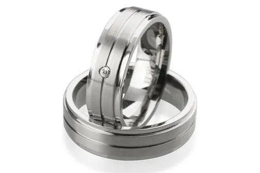 Eine Sommerhochzeit mit Eheringen aus Titan Bild: Eine Sommerhochzeit mit Eheringen aus Titan