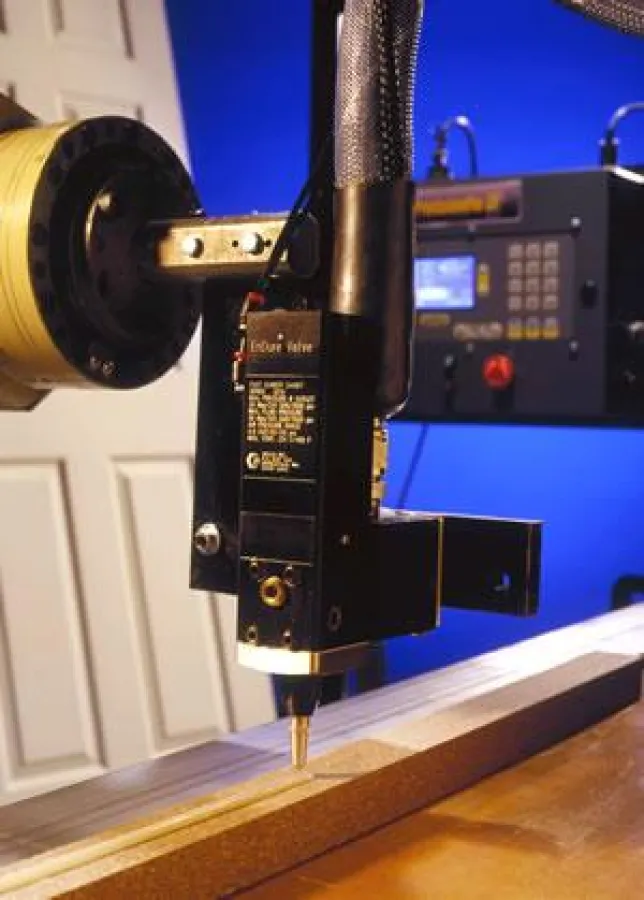 Dicht- und Klebemittelaufbringung durch ausgeklügelte Applikationssysteme erhöhen die Qualität und die Produktivität.