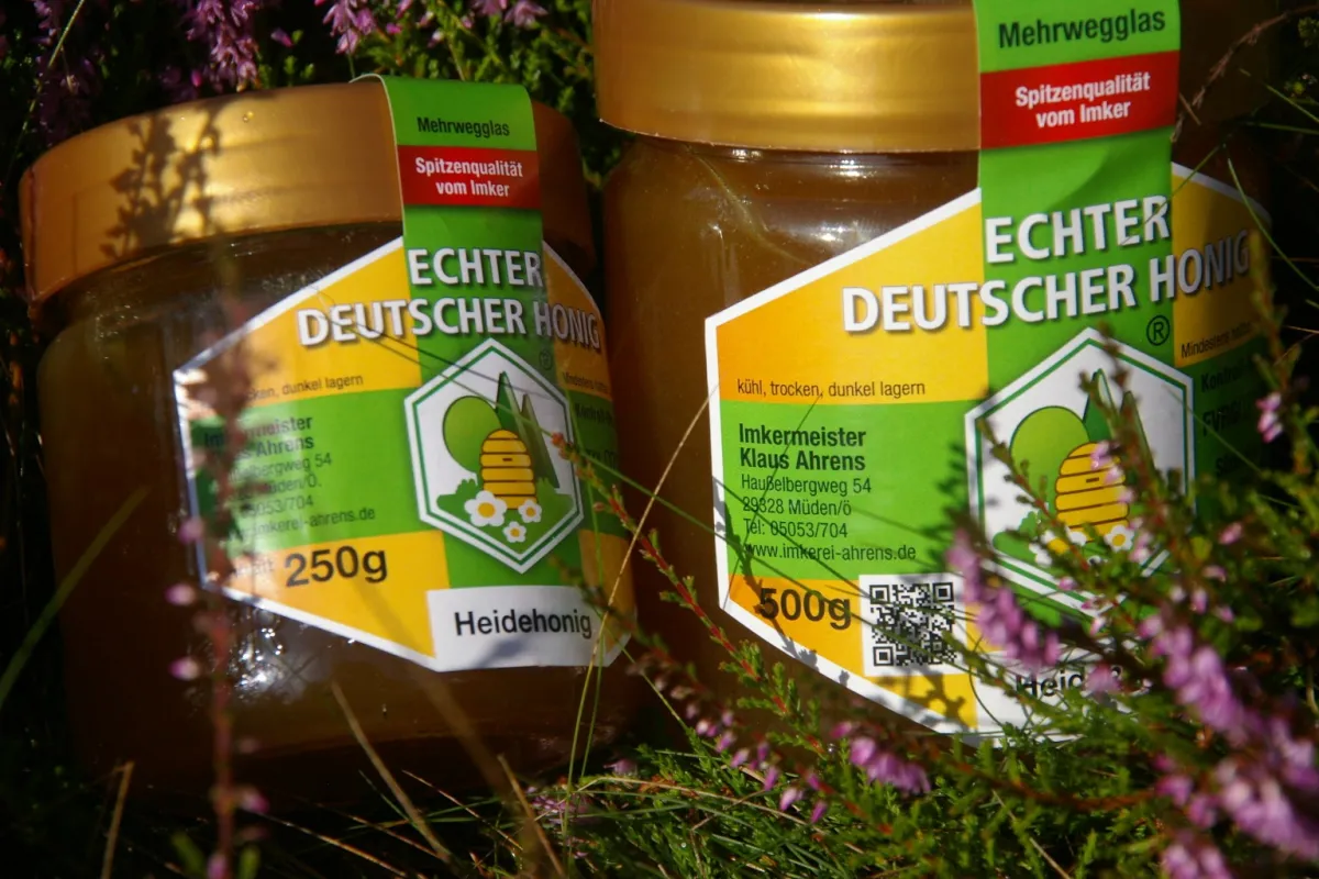 Ein Glas Heidehonig aus der Imkerei Ahrens Deutscher Honig (© Imkerei Ahrens Deutscher Honig)