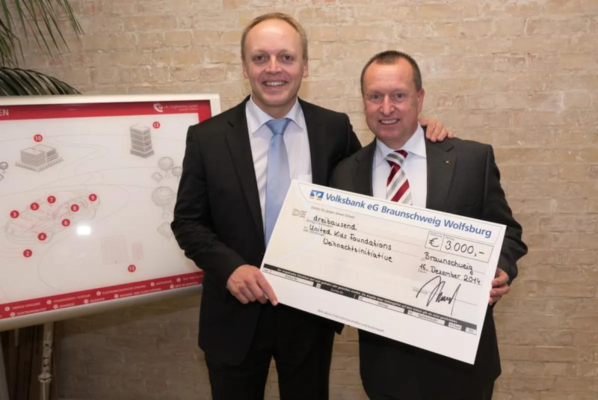 Sascha Hummel überreicht den Scheck an Steffen Krollmann, Vorsitzender der Volksbank BraWo Stiftung