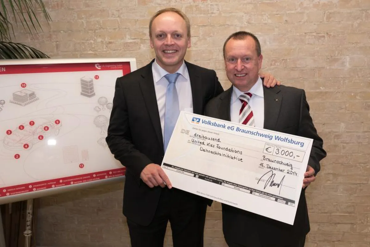 Sascha Hummel überreicht den Scheck an Steffen Krollmann, Vorsitzender der Volksbank BraWo Stiftung