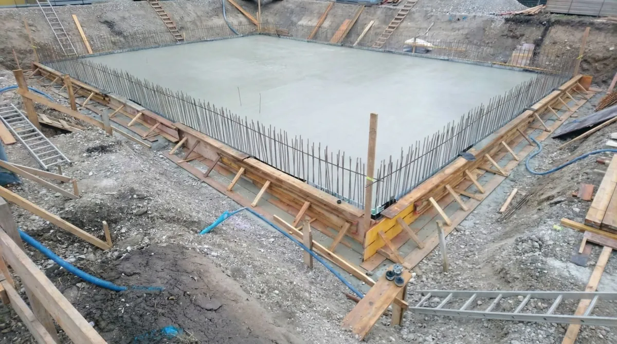 Bodenplatte des 3er-Reihenhausprojekts nach Abschluss der Betonarbeiten.