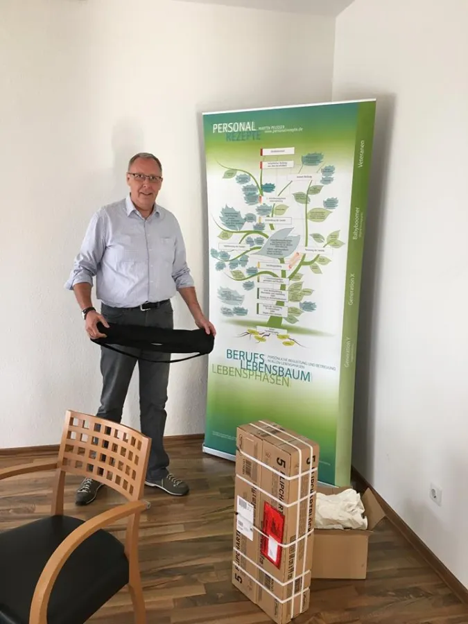 Personalrezepte-Inhaber Martin Peusser fasst beim Einzug in das neue Büro selber mit an.