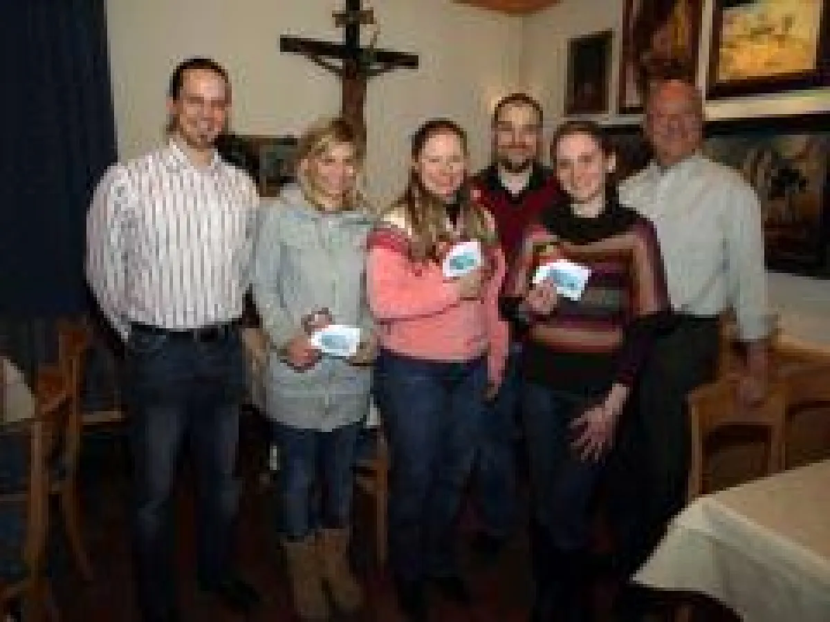 (v.l.: Ehrenamtlicher Vereinsvorsitzender Oliver Handle, die Gewinner Katharina Knab, Eva Stadlmair, Ulrich Höfer, Veronika Prucker, sowie Gastgeber und Seniorchef des Restaurants 