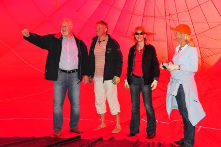 Bild: Prominenter Besuch im Heißluftballonkorb
