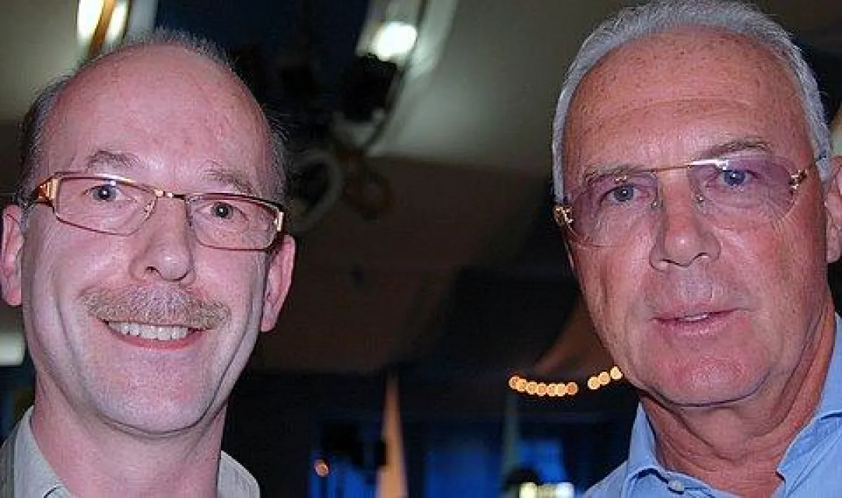Theo Wilmink und Franz Beckenbauer bei der Übergabe der Landidyll Gutscheine