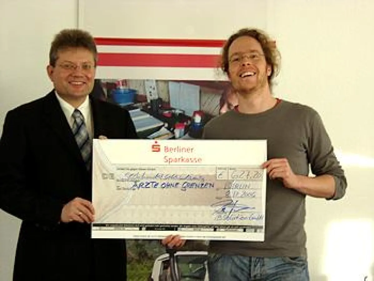 Frank Scheller (IBSolution) überreicht die Spende