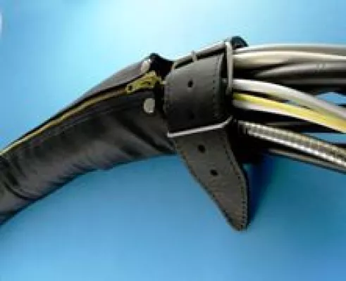 Bild: Vielfalt an maßgeschneiderten Kabelschutz-Lösungen für Roboter - auch bei extremen Einsatzbedingungen