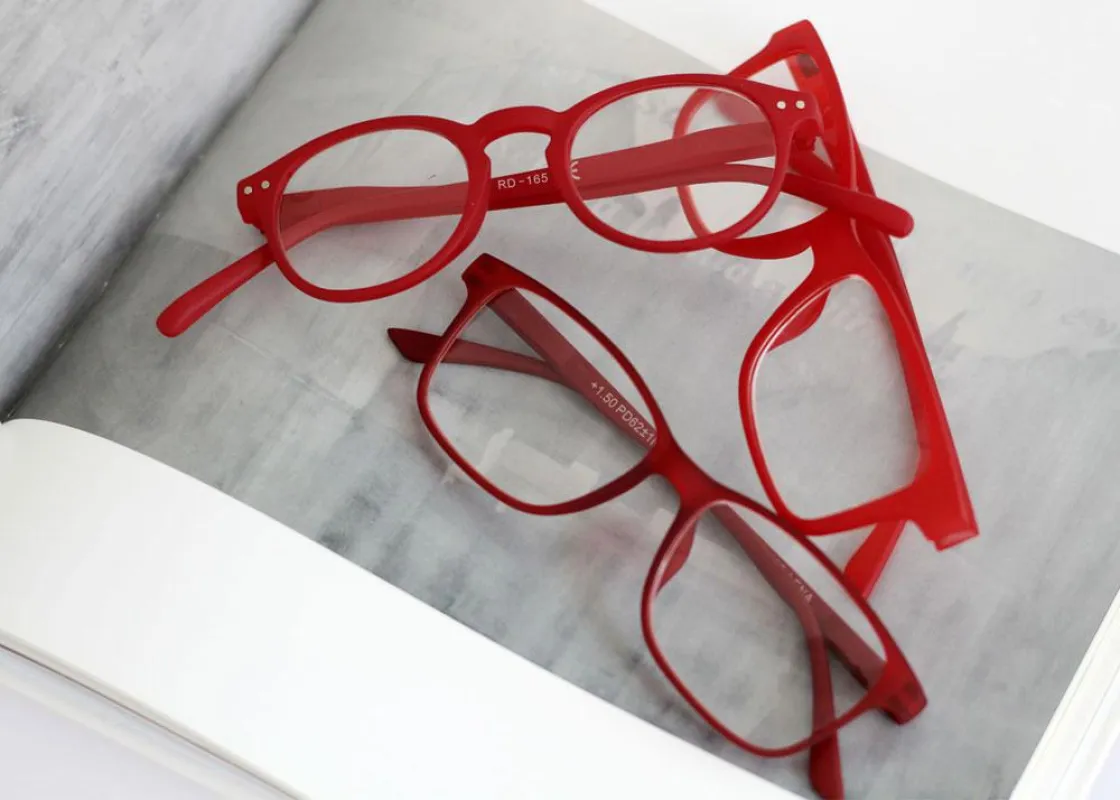 Rot ist die Trendfarbe der Saison - eine rote Brille ist da der perfekte Hingucker