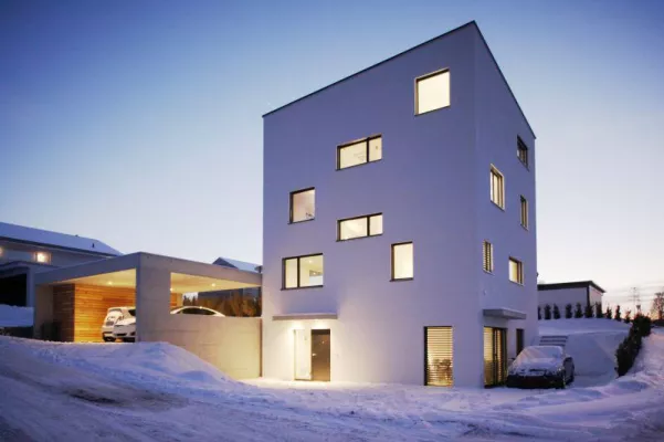 Moderne Eleganz vor sanfter Bergkulisse Bild: Moderne Eleganz vor sanfter Bergkulisse