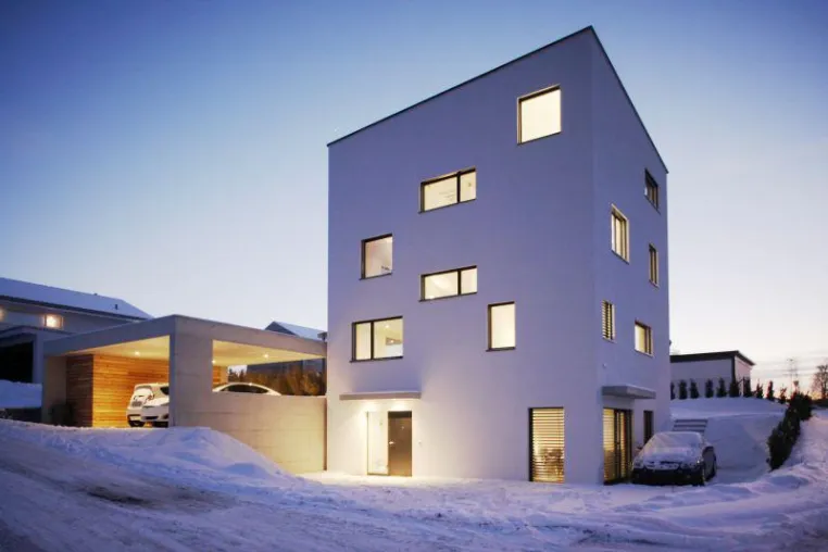 Bild: Moderne Eleganz vor sanfter Bergkulisse