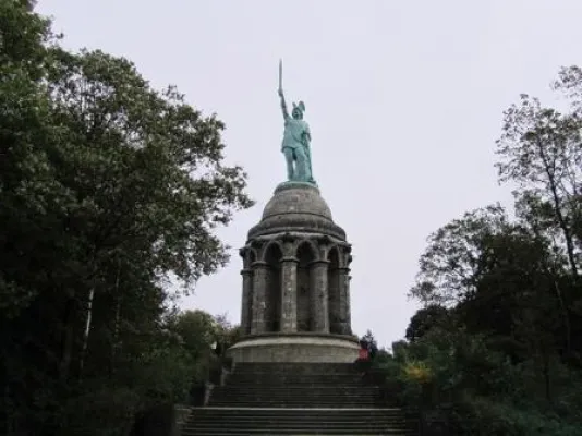 Bild: Deutsche Reiseziele mit dem Wohnmobil: Hermannsdenkmal und der Teutoburger Wald