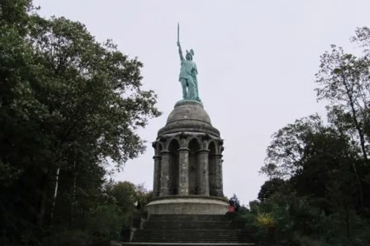 Deutsche Reiseziele mit dem Wohnmobil: Hermannsdenkmal und der Teutoburger Wald Bild: Deutsche Reiseziele mit dem Wohnmobil: Hermannsdenkmal und der Teutoburger Wald