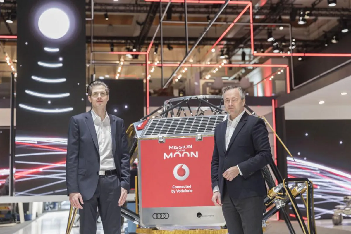 Robert Böhme und Hannes Ametsreiter, im Hintergrund: ALINA. © Vodafone