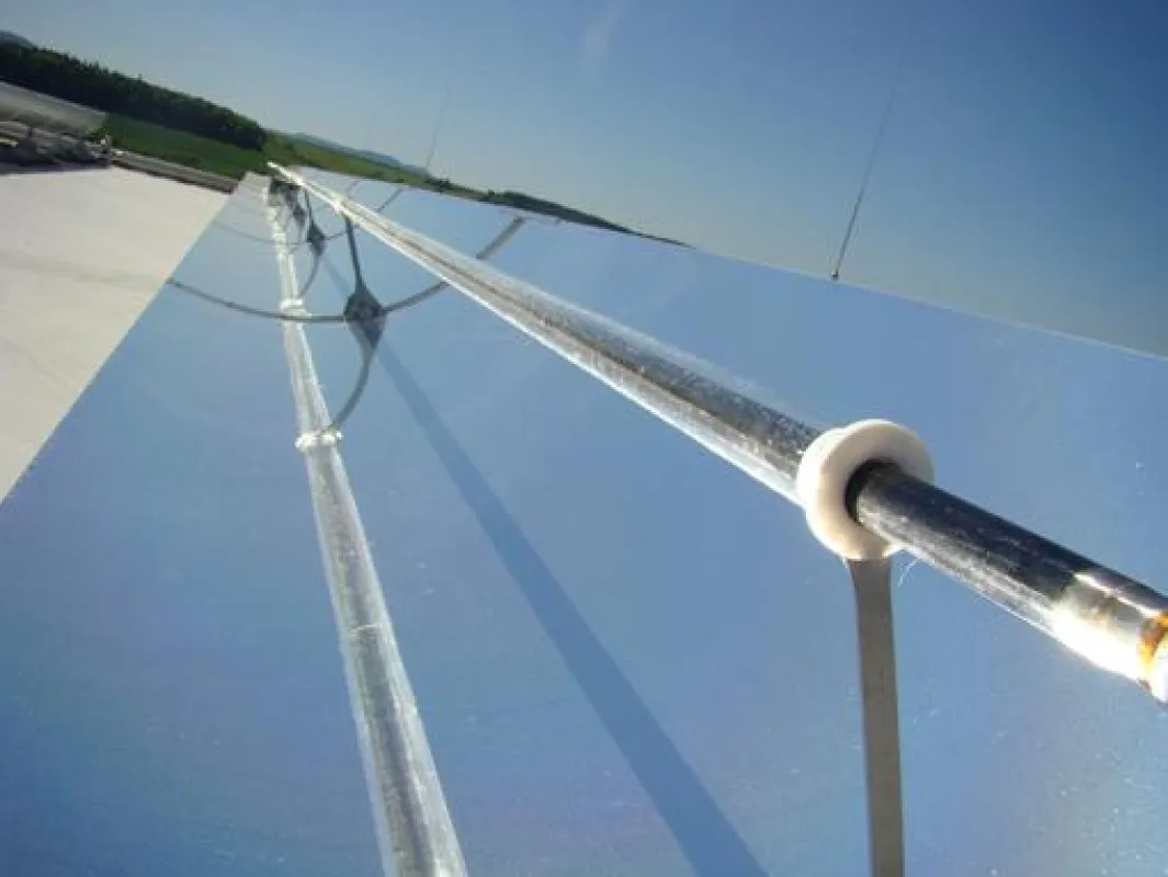 Die Parabol-Rinnen-Kollektoren werden auf einem firmeneigenen Testfeld weiterentwickelt. Foto: Thomas Preuhs Holding GmbH