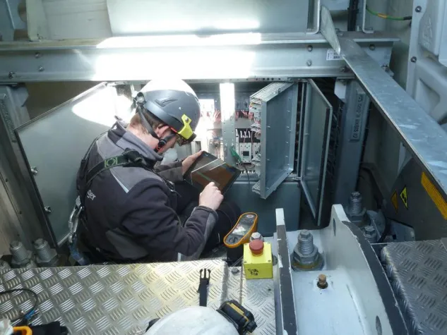 Bild: System mit Datenbrille erleichtert technischem Servicepersonal in Windenergieanlagen die Arbeit