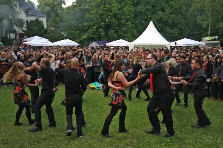 Studenten, Hochschulmitarbeiter, Anwohner und Gäste feierten gemeinsam bis Mitternacht Bild: Studenten, Hochschulmitarbeiter, Anwohner und Gäste feierten gemeinsam bis Mitternacht