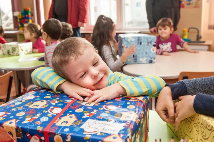 Bild: Mit Weihnachtspäckchen Kindern in Not Glücksmomente bescheren