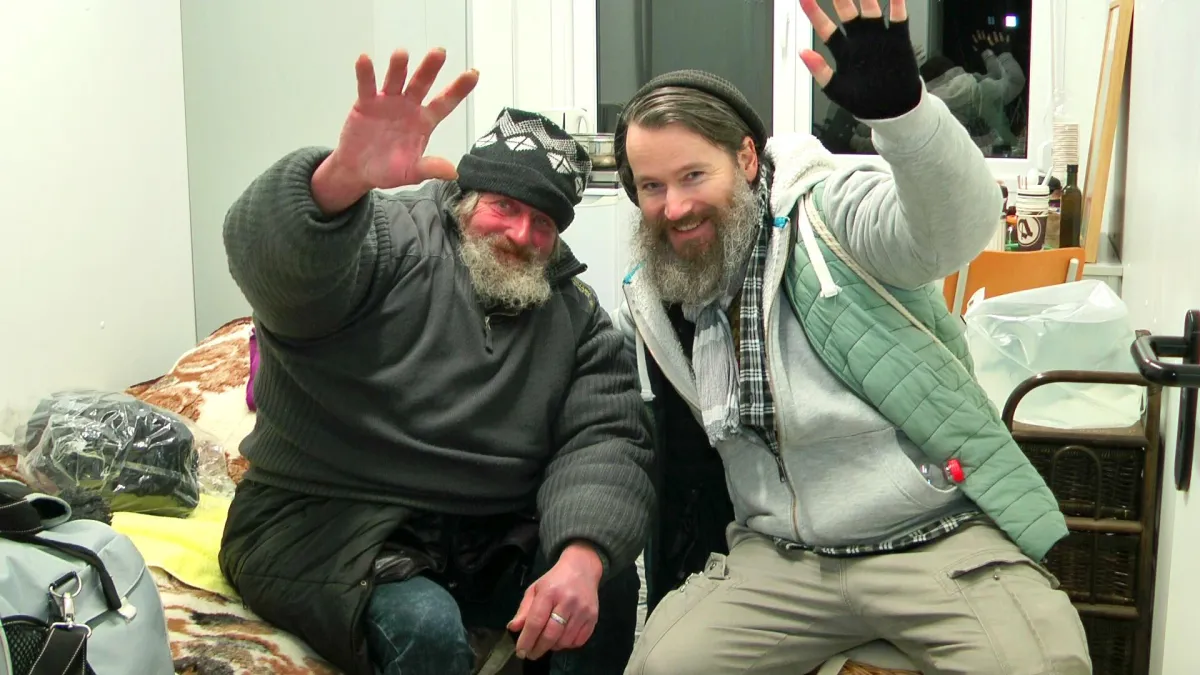Freude über das Winterquartier - der Obdachlose Horst (62) zusammen mit Projektgründer Max Bryan