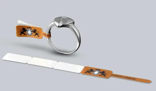 Bild: Farbe auf dem Schmuck-Etikett – ein Image-Plus für Juwelier und Hersteller