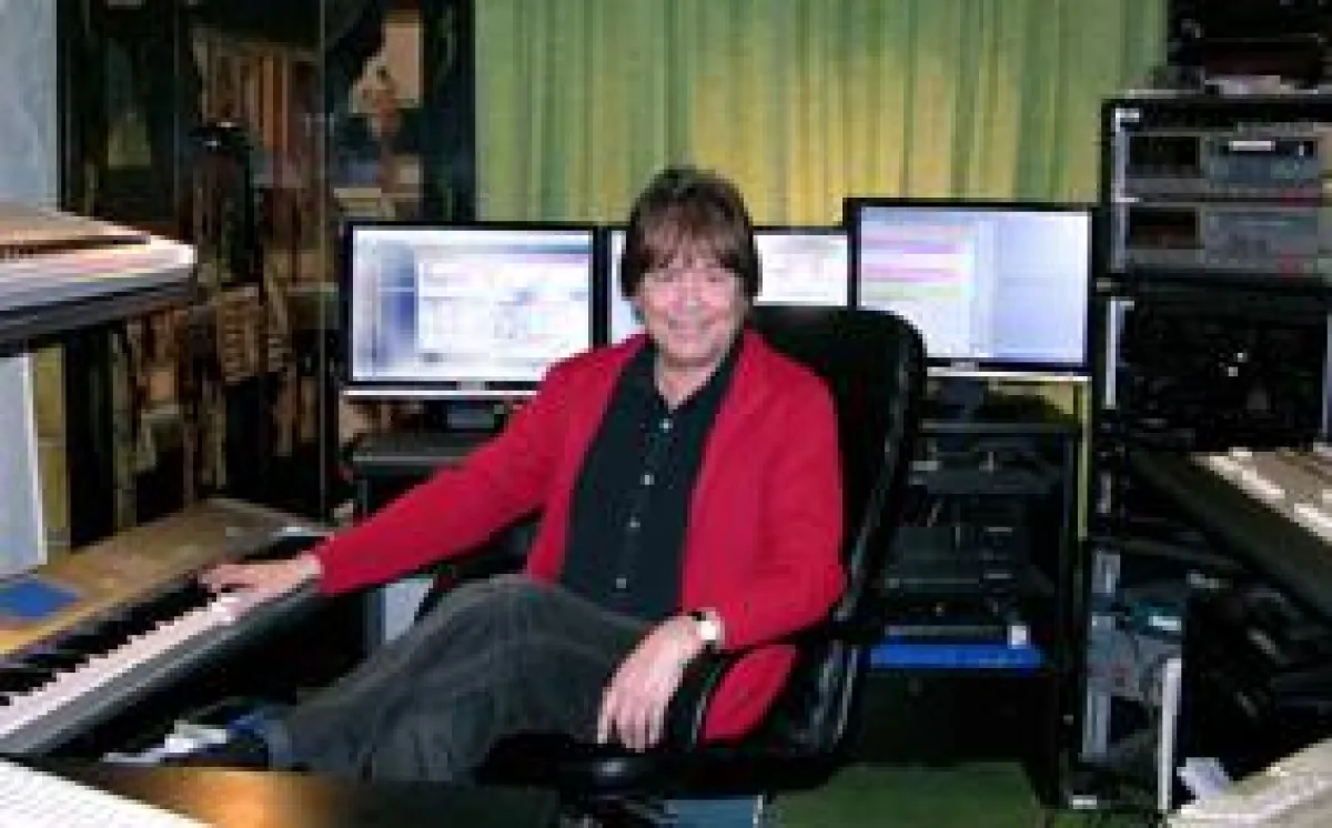 Dr. Arnd Stein im eigenen Tonstudio bei der Produktion einer Entspannungs-CD.