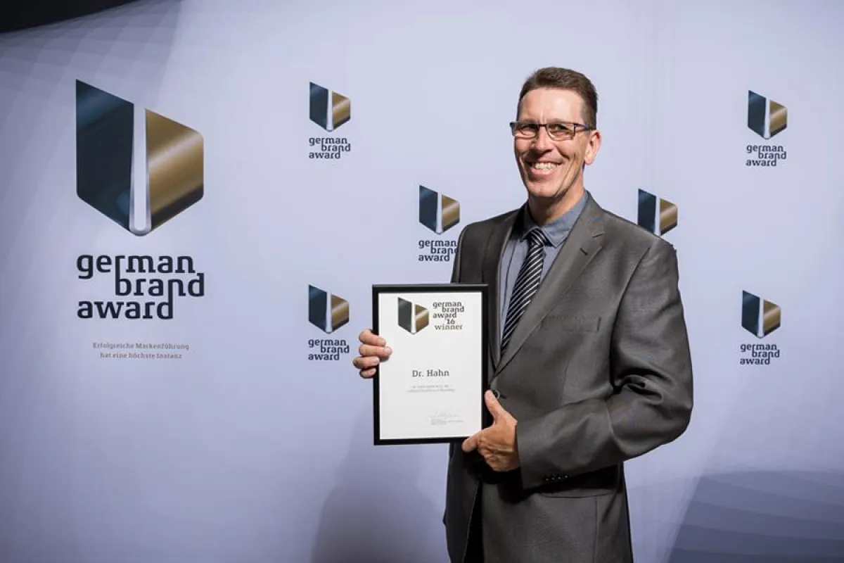 Klaus Weiss, Leiter Marketing & PR, mit der Auszeichnung „German Brand Award 2016 Winner“