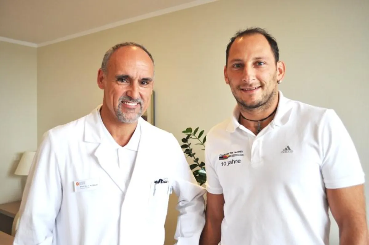 Nach erfolgreicher OP. Bobpilot Thomas Florschütz (re.) zusammen mit Operateur und Chefarzt Prof. Dr. H. Michael Mayer